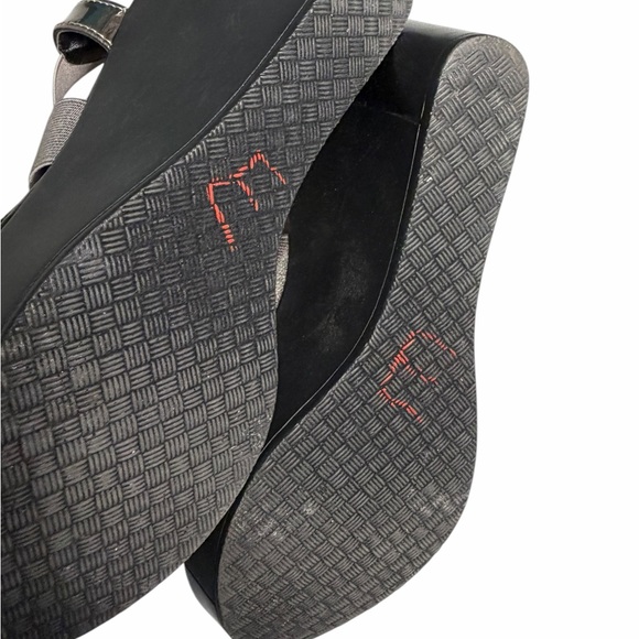 Charlies By Charles David Black and Gray Wedge Heel Women's Sandals Sz 7 - Picture 10 of 11